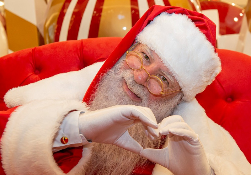 O Papai Noel e toda a equipe que trabalha no Natal do shopping aprendeu libras para tornar o evento mais acessível - Foto: Catuaí Shopping