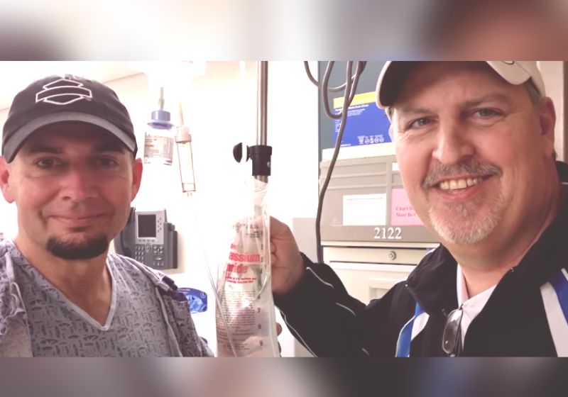 Tim (lado esquerdo) doou seu rim a Don Herbert, um ex-lutador profissional que sofria de insuficiência renal e precisava desesperadamente de um doador. Foto: Reprodução