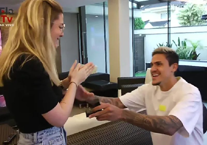 Pedro, do Flamengo, pedindo a namorada em casamento após ser convocado para a Copa do Mundo do Catar - Foto: reprodução / FlaTV