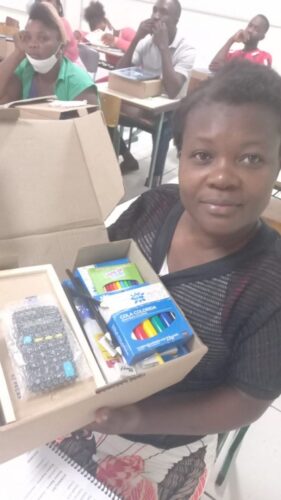 Alunos recebem doações de materiais para participarem das aulas - Foto: Arquivo pessoal