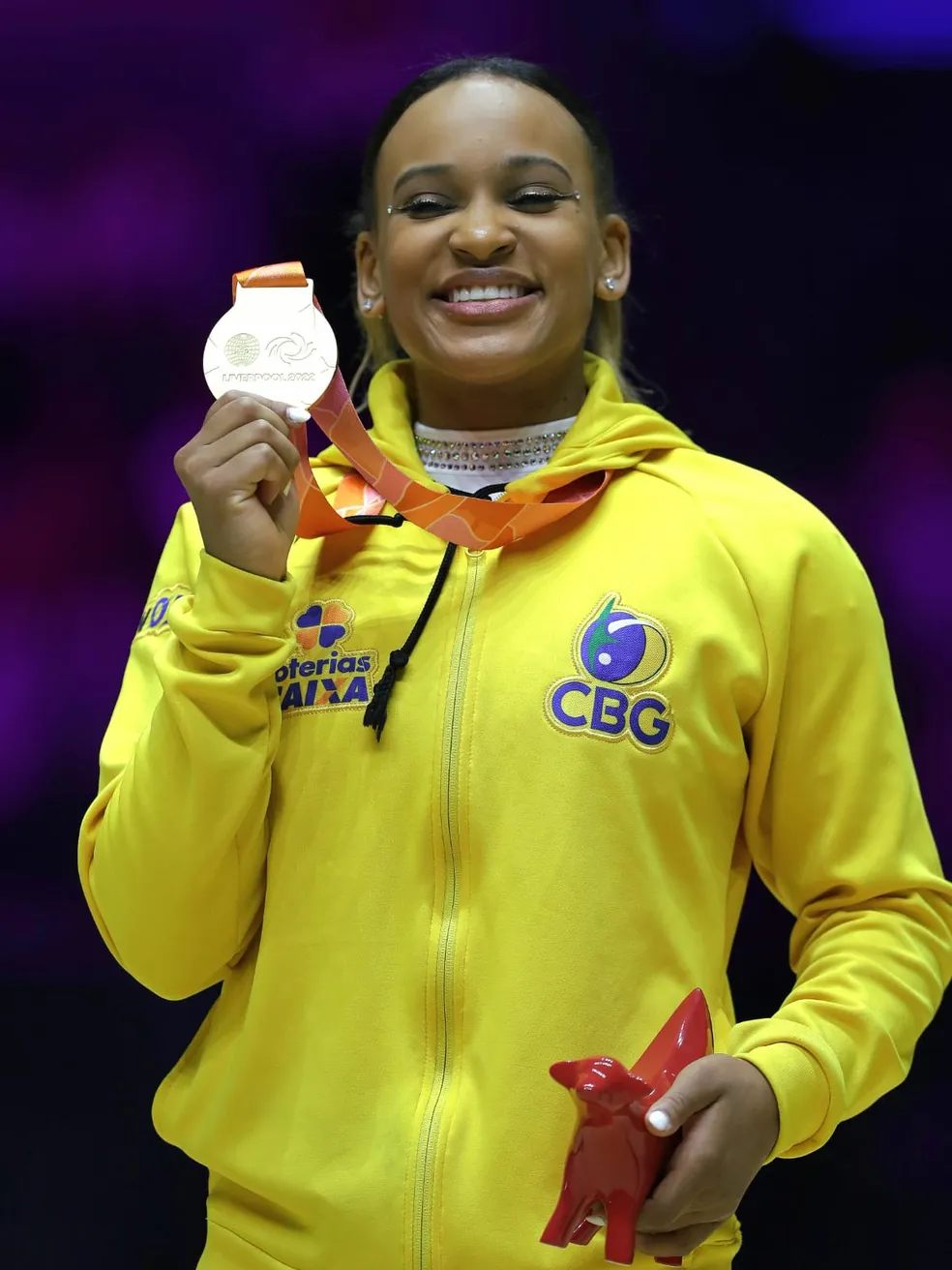 Rebeca Andrade recebe a medalha de ouro em Liverpool — Foto: Ricardo Bufolin/CBG