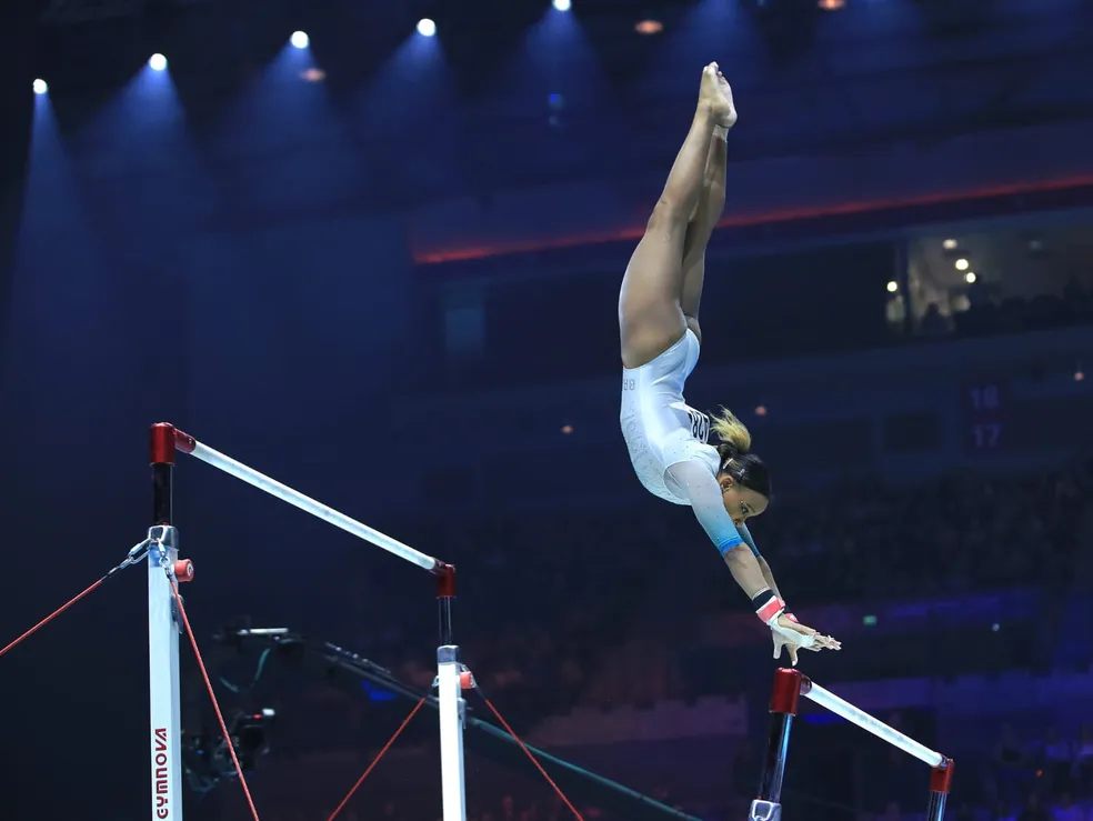 Rebeca Andrade nas barras assimétricas — Foto: Ricardo Bufolin/CBG