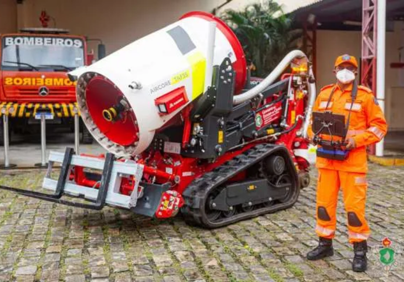 O robô que apaga incêndio vai trabalhar com bombeiros para tornar operações mais seguras e rápidas - Foto: Bombeiros do CE
