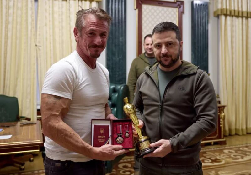 Em vídeo publicado em suas redes sociais, o ator fala que é um ato simbólico e espera que a estatueta do Oscar dê forças para a Ucrânia enfrentar essa guerra . Foto: Reprodução