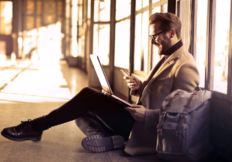 Tem como receber noticia boa no smartphone e no laptop o tempo todo, pra melhorar o seu dia. Veja como receber - Foto: brucemars / Unsplash