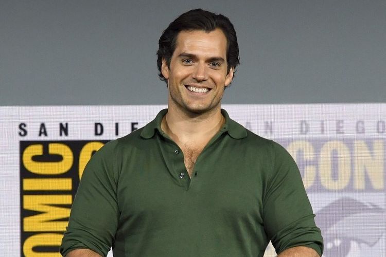 Aqui Henry Cavill sem barba e seu sorriso cativante - Foto: AFP/ GETTY IMAGES / KEVIN WINTER
