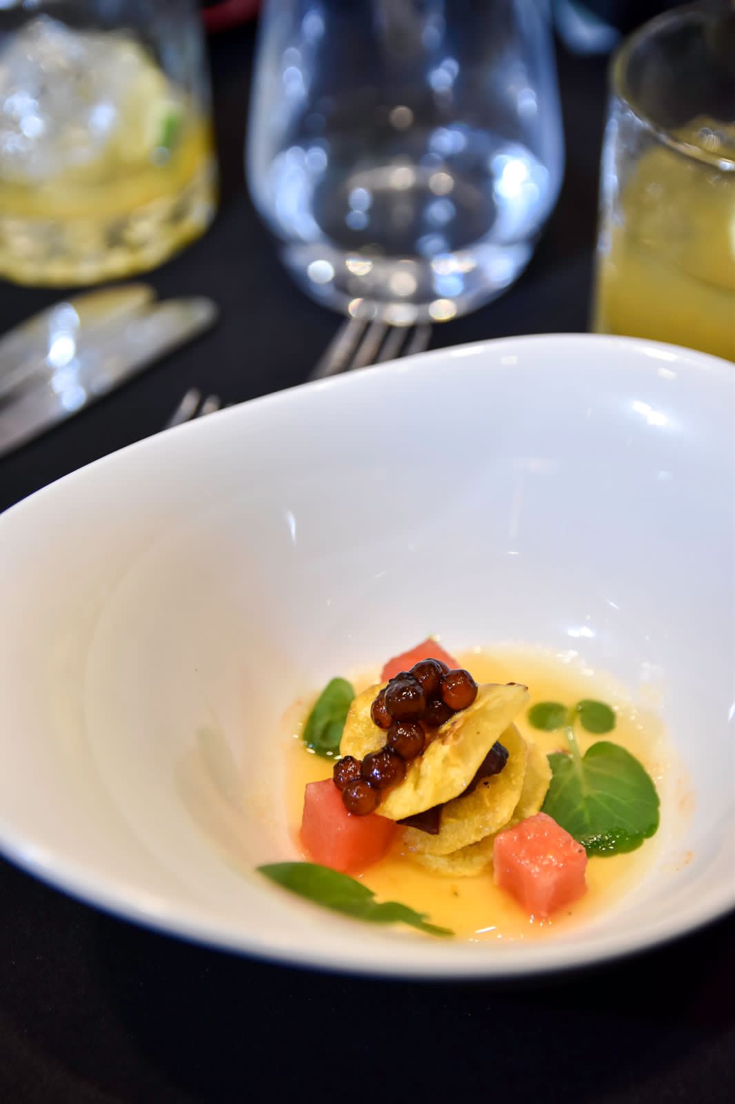 Mil folhas de banana da terra , com tucunaré curado ao leite de tigre de maracujá - Foto: divulgação