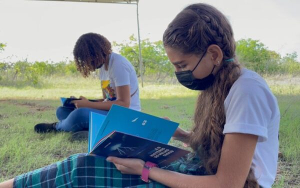 Adolescentes acompanharam soltura das ararinhas-azuis — Foto: Victor Flores