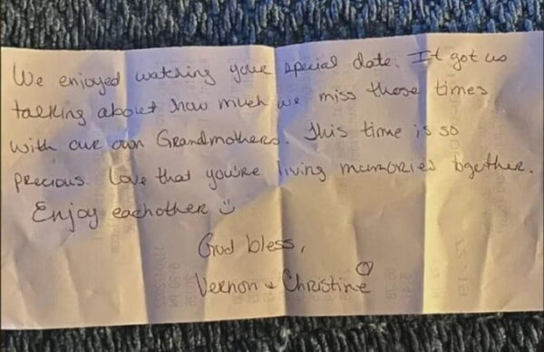 O bilhete deixado por desconhecidos falava do amor entre os dois - Foto: arquivo pessoal