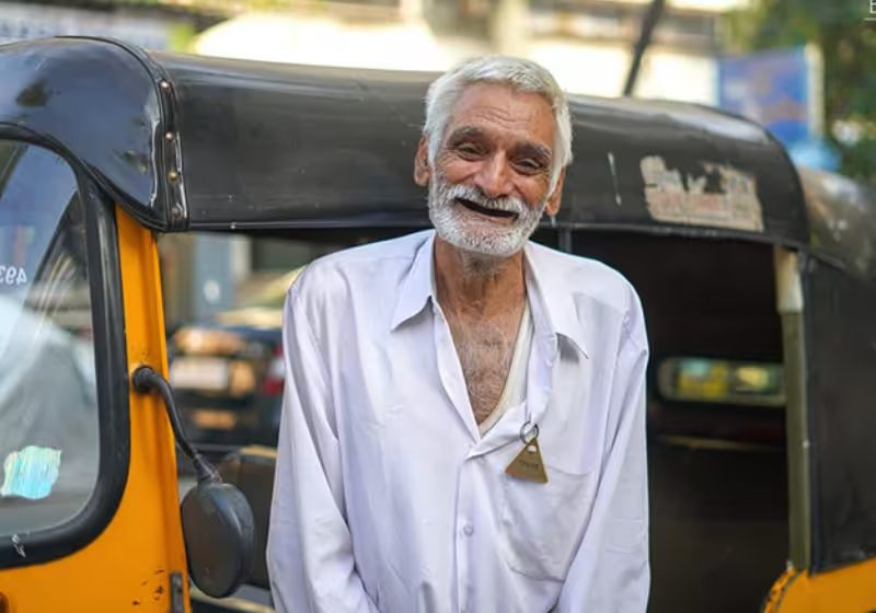Desraj Ji é motorista de riquixá, na Índia e ganhou uma casa após vender a dele para custear estudos da neta Foto: Humans of Bombaim
