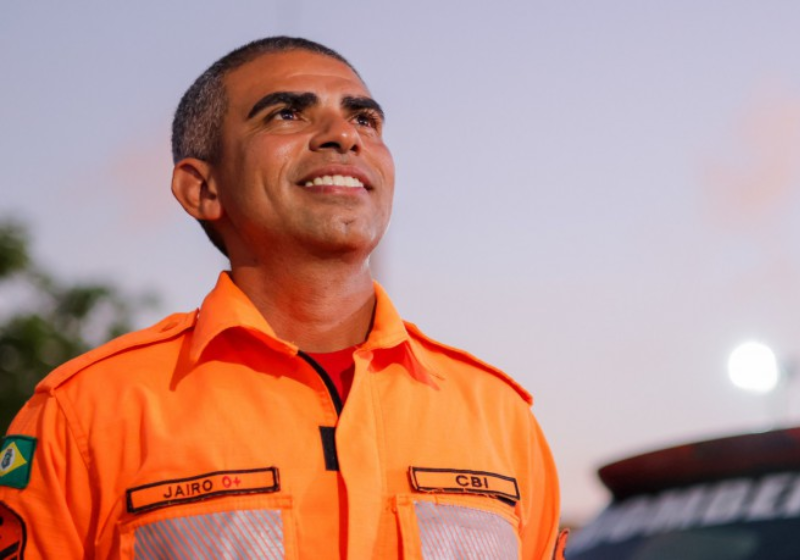 O bombeiro conseguiu nadar por quatro horas após desaparecer no mar, ao tentar salvar um turista - Foto: Corpo de Bombeiros