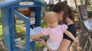 Biblioteca foi bem recebida pelos moradores. Foto: Reprodução/Internet