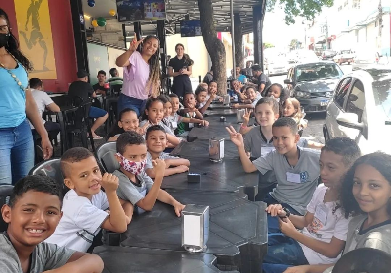O dono do restaurante ofereceu almoço para 25 alunos de uma escola pública em MG - Foto: reprodução Instagram