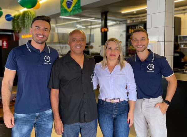 Diego (à esquerda) com os pais e o irmão - Foto: arquivo pessoal