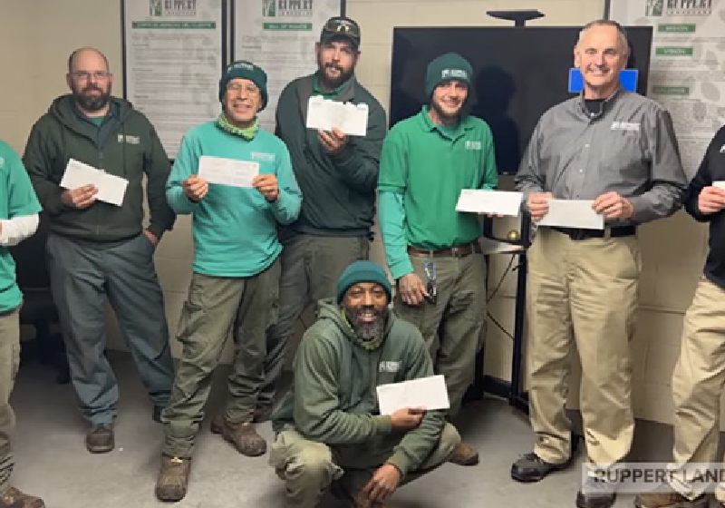 Olha a cara dos funcionários que receberam do patrão bônus de até R$ 1 milhão, em agradecimento pelo trabalho deles em 2022 - Foto: Ruppert Landscape