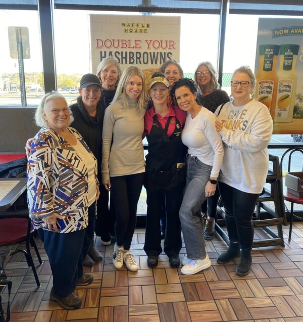 Julia e o grupo de amigas que a ajudaram - Foto: reprodução