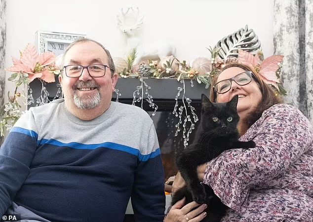 O casal passava por dificuldades financeiras antes de adotar o gato preto - Foto arquivo pessoal