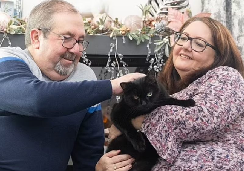 O casal ficou milionário depois que adotou o gato preto Billy - Foto: arquivo pessoal