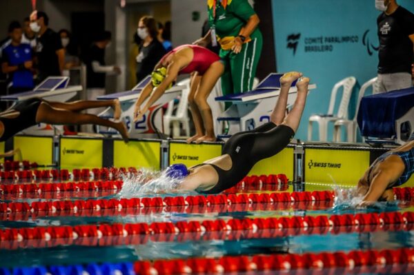 A nadadora bateu o próprio recorde de 2020 - Foto: Ricardo Valarini