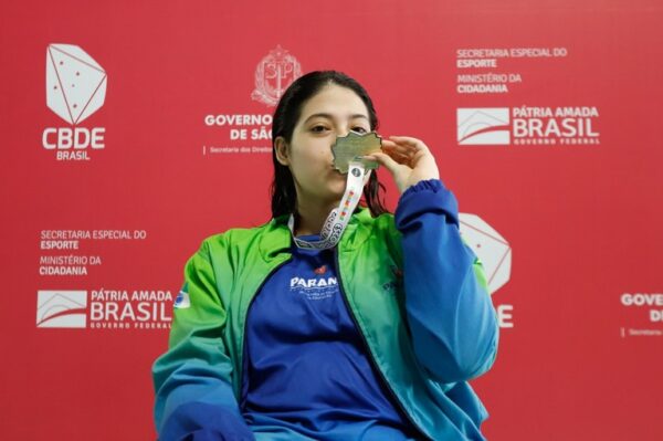 Emanuelle comemorou o ouro nas Paralimpíadas Escolares - Foto: Ricardo Valarini