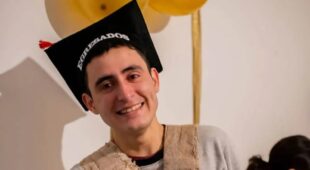 Joel se formou, conseguiu emprego numa multinacional e agora sustenta a mãe idosa -Foto: Reprodução/Internet