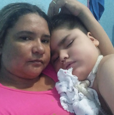 A faxineira Claudia do Nascimento, 41 anos, teve que abandonar o emprego para cuidar do filho José Calebe, de 8 anos. Foto: Arquivo Pessoal