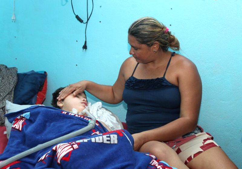 Calebe precisa viver.! Vamos ajudar o menino que respira por aparelhos. O equipamento dele está quebrado e pode parar a qualquer momento. Foto: Reprodução/Internet