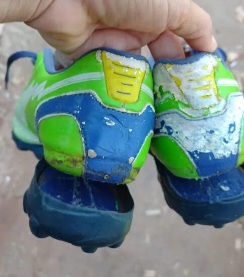 Ao abrir o embrulho, ele encontrou as chuteiras que ele havia pedido totalmente rasgadas e descoladas. Foto: Reprodução/Internet