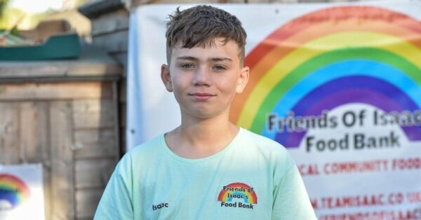 Isaac ajuda vizinhos desde 2020 - Foto: reprodução Facebook