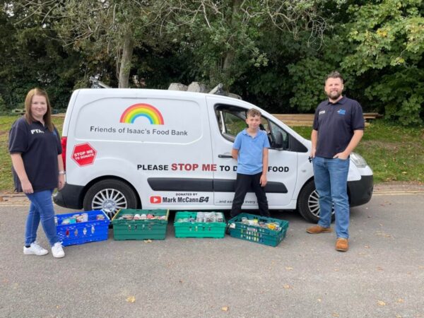 Isaac também ganhou uma van repleta de doações - Foto: reprodução Facebook