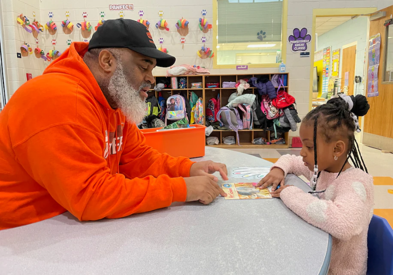 O motorista ensina crianças da pré-escola que têm dificuldade com leitura e escrita - Foto: Alex Bakley