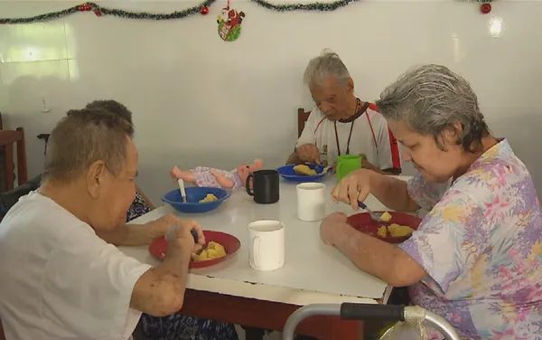 Teve pamonha e outros presentes de Natal no asilo - Fotos: Arquivo Pessoal / Lucilene
