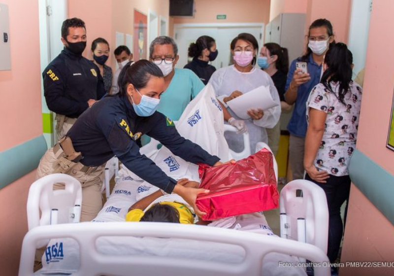 Os policiais distribuíram brinquedos e levaram muito carinho para crianças internadas com câncer - Foto: PRF Roraima