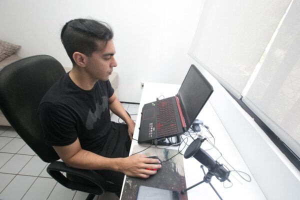 Matheus está estudando programação - Foto: arquivo pessoal