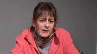 A tutora da ratinha chamada Ratty, Carolina Davis, de 61 anos, se emocionou ao contar o caso. Foto: Reprodução/ NY Post