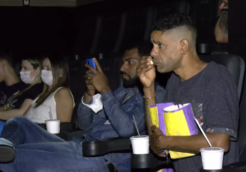 Dois irmãos convidaram 30 pessoas sem-teto para irem ao cinema pela primeira vez. - Foto: João Ramondini