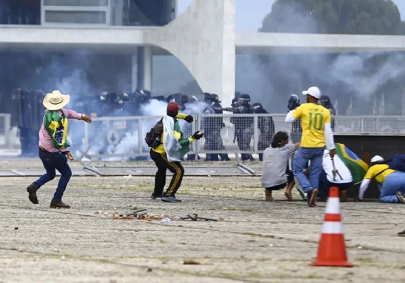 Os golpistas invadiram prédios do STF, Congresso e Palácio do Planalto na intenção de instalar o caos em Brasília, esperando uma intervenção Militar, mas venceu a Democracia do Brasil - Foto: Marcelo Camargo / Agência Brasil