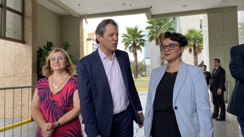 Mulheres chefiando Bancos! Rita Serrano (esq.) presidente da Caixa Econômica, Fernando Haddad ministro da Fazenda, e Tarciana Medeiros (dir.), presidente do Banco do Brasil - Foto: reprodução Poder 360