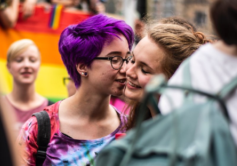 Adolescentes amados são adultos mais felizes, diz estudo da Universidade Johns Hopkins Bloomberg School, dos EUA. Foto: Janosch Lino / Unsplash