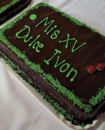 Os convidados não aparecem na festa de 15 anos da jovem, mas um convite no Facebook muda tudo! - Foto: Jenina Janai