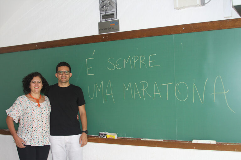 Anderson visitou ICMC este mês para contar a novidade à professora que o acompanha desde os passos iniciais dessa maratona: Solange Rezende - Foto Denise Casatti