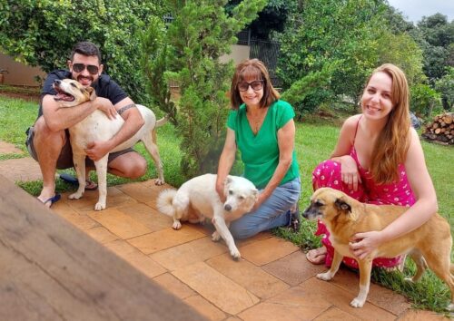 Odin com os novos tutores e irmãos caninos - Foto: Diário do Rio Claro 