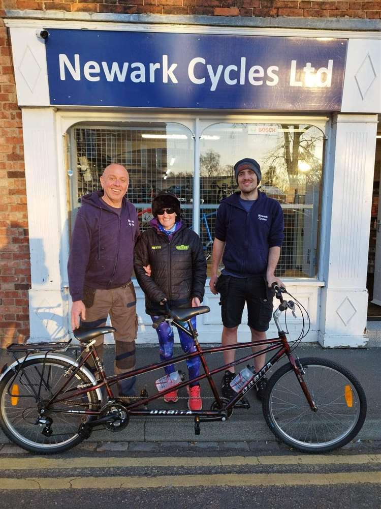 Pelo ato de bondade a mulher cega pôde finalmente andar de bicicleta - Foto: reprodução / Sunny Skyz