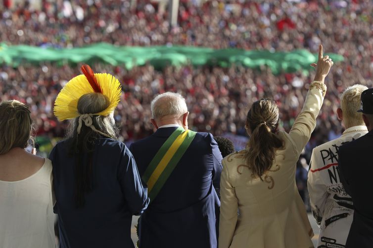 Lula com representantes do povo no alto da rampa do Palácio do Planalto - Foto Tânia Rego / Agência Brasil