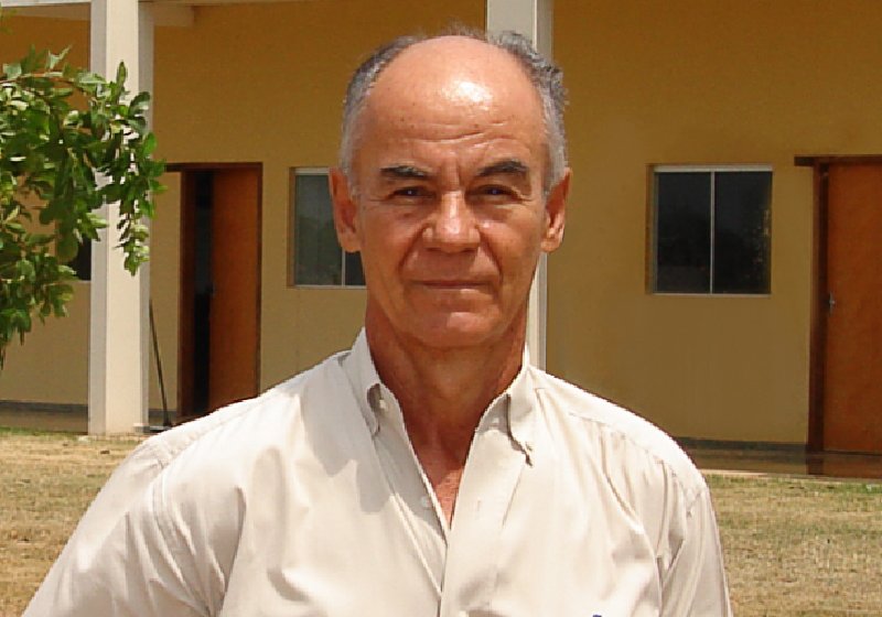 O professor brasileiro Enoch Borges de Oliveira Filho, recebe homenagem da Sociedade Internacional de Tecnologia de Embriões - Foto: reprodução / Jornal da Unesp