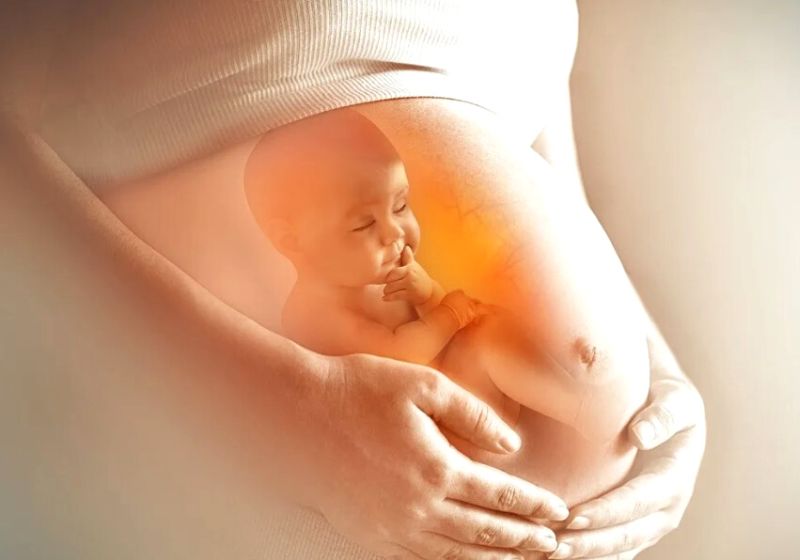 Com apenas um quilo e 28 semanas dentro do útero, bebê passou pela cirurgia para a retirada do tumor. Foto: Reprodução/Internet