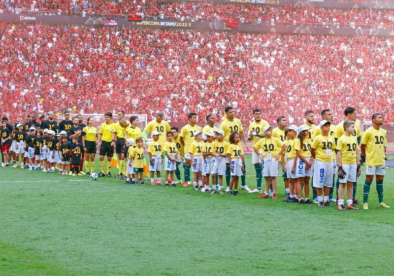 As crianças que lutam contra o câncer em campo com jogadores do Flamengo e do Palmeiras Foto: Fotoforum