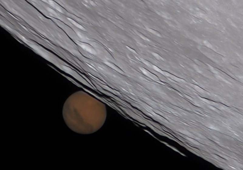 O eclipse de Marte poderá ser visto em algumas partes do Brasil a partir da 1 hora da madrugada desta terça-feira - Foto: Ethan Chappel / Twitter