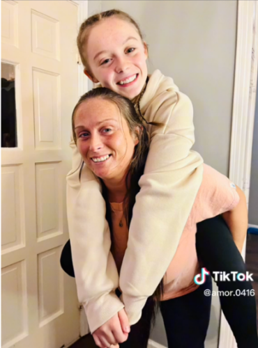 A jovem ficou muito feliz em reencontrar a mãe - Foto: arquivo pessoal