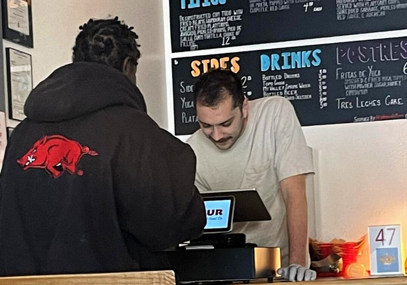 A cliente que viu tudo contou que o funcionário ofereceu ao sem-teto o melhor prato do restaurante e disse que ia pagar - Foto: Reprodução / Facebook